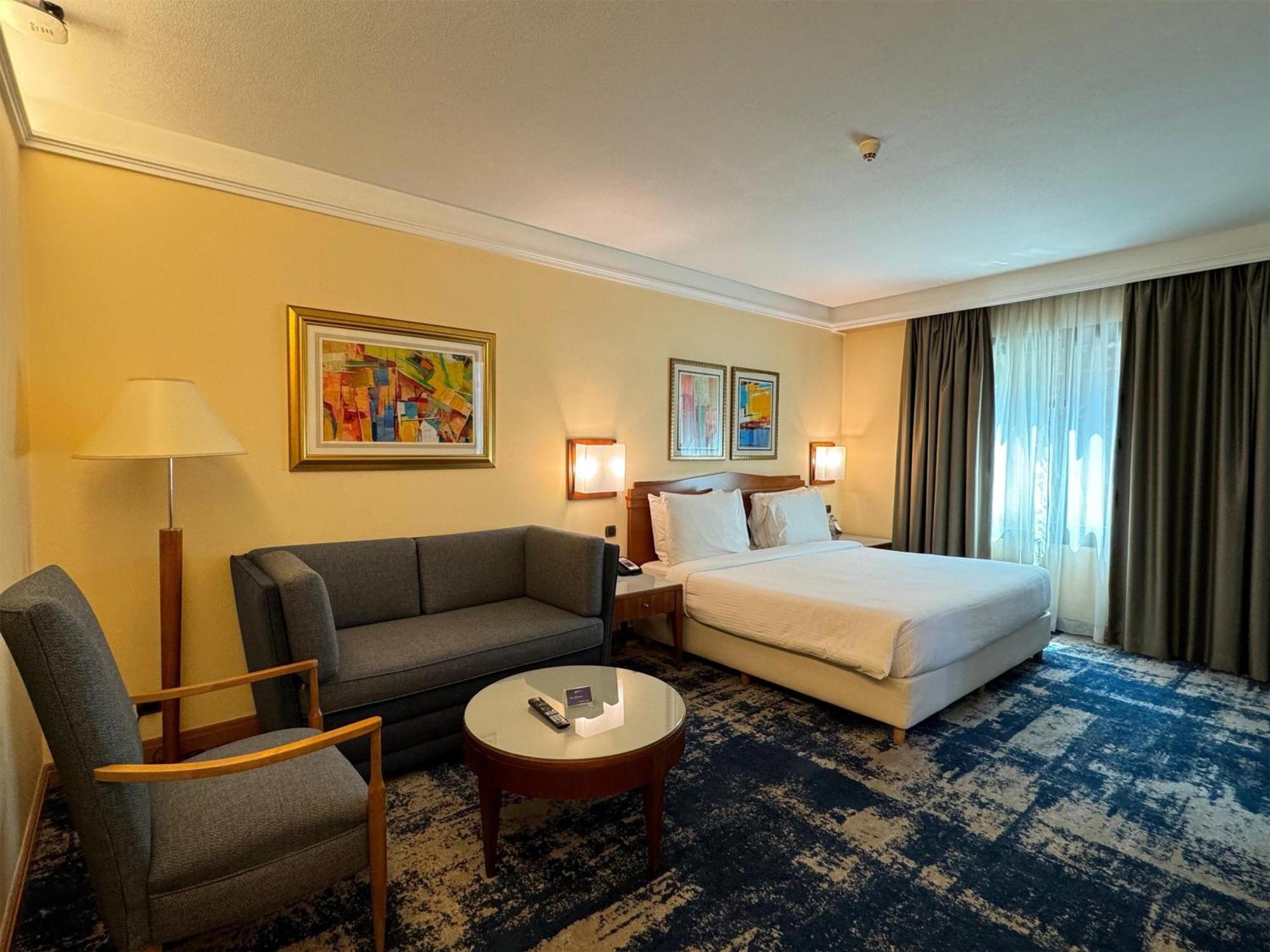 Junior Corner Suite Lounge Access